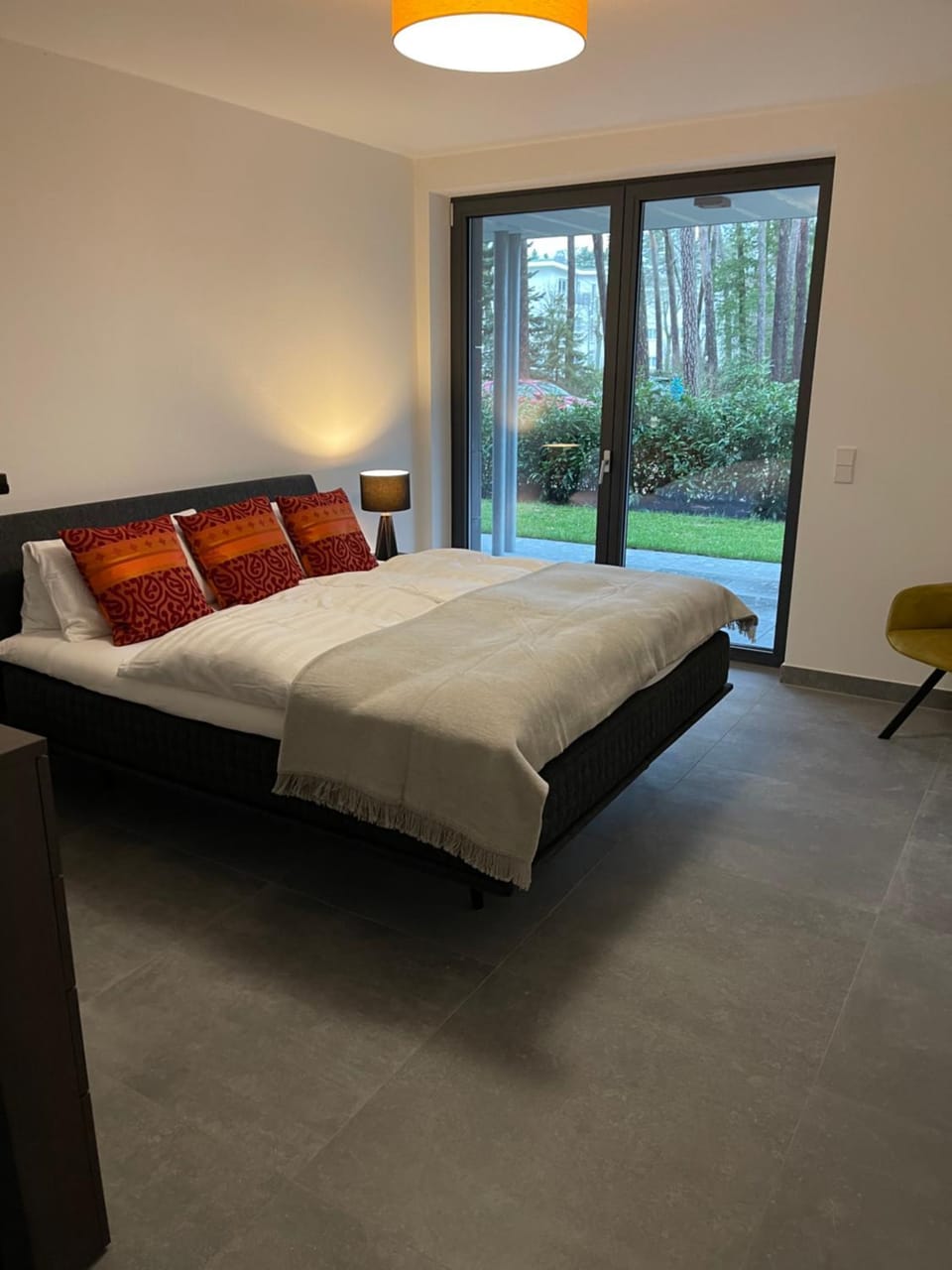 Bed, Bedroom, Garden view