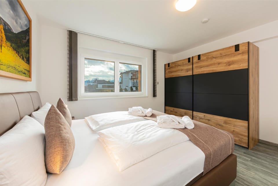 Bed, Bedroom, towels, towels, wardrobe