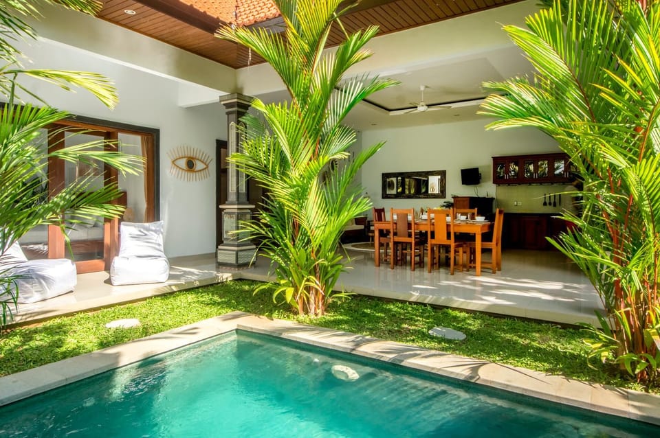 Patio, Day, Garden, Living room, Seating area, Dining area, Diving, Garden view, Pool view, Swimming pool, Swimming pool, sunbed