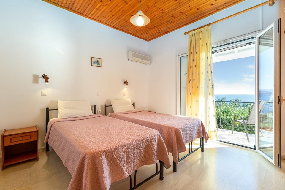 Photo of the whole room, Sea view