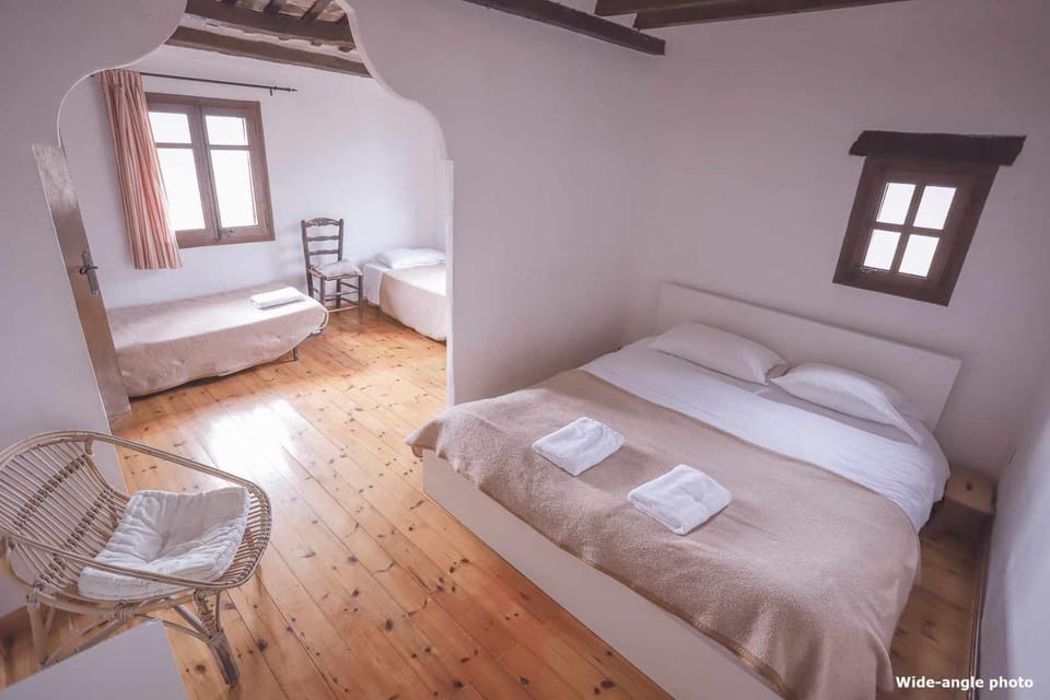 Can Canals (Rectoria de Dosquers) House in Garrotxa
