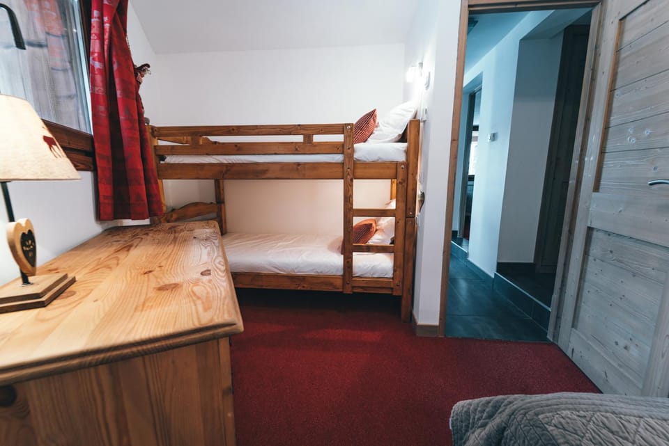 Photo of the whole room, Bedroom, bunk bed, wardrobe