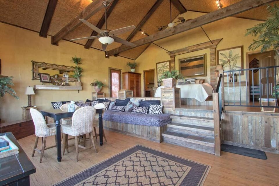 Tree House Bungalow @ Bergheim Ranch House in Spring Branch