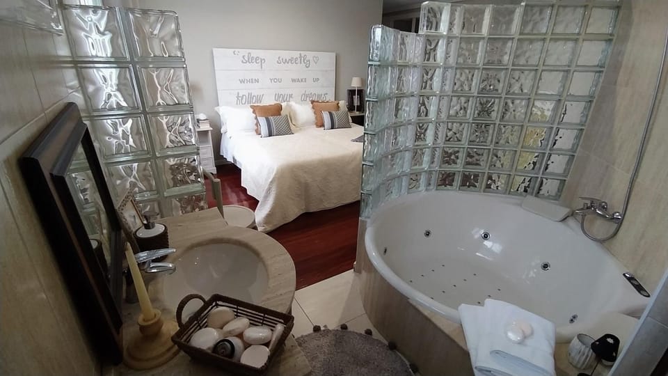 Hot Tub, Bathroom