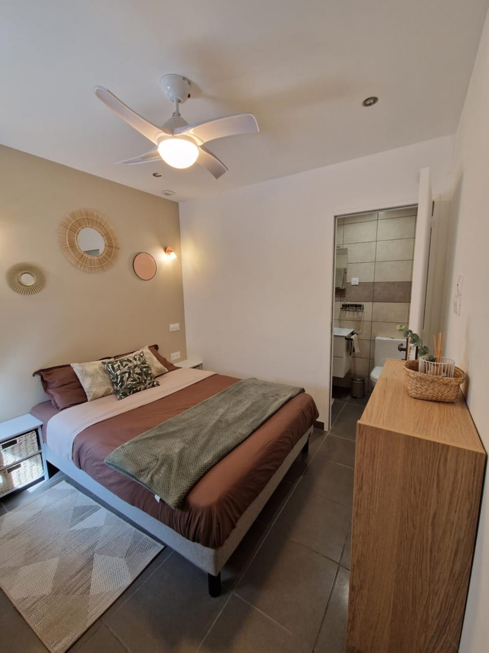 Bed, Photo of the whole room, Bedroom, fireplace
