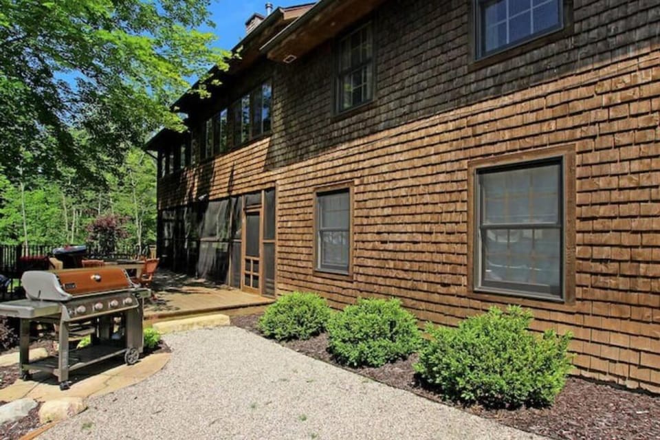 Secluded cabin on 10 acres - hot tub & game room! Cabin in Michigan