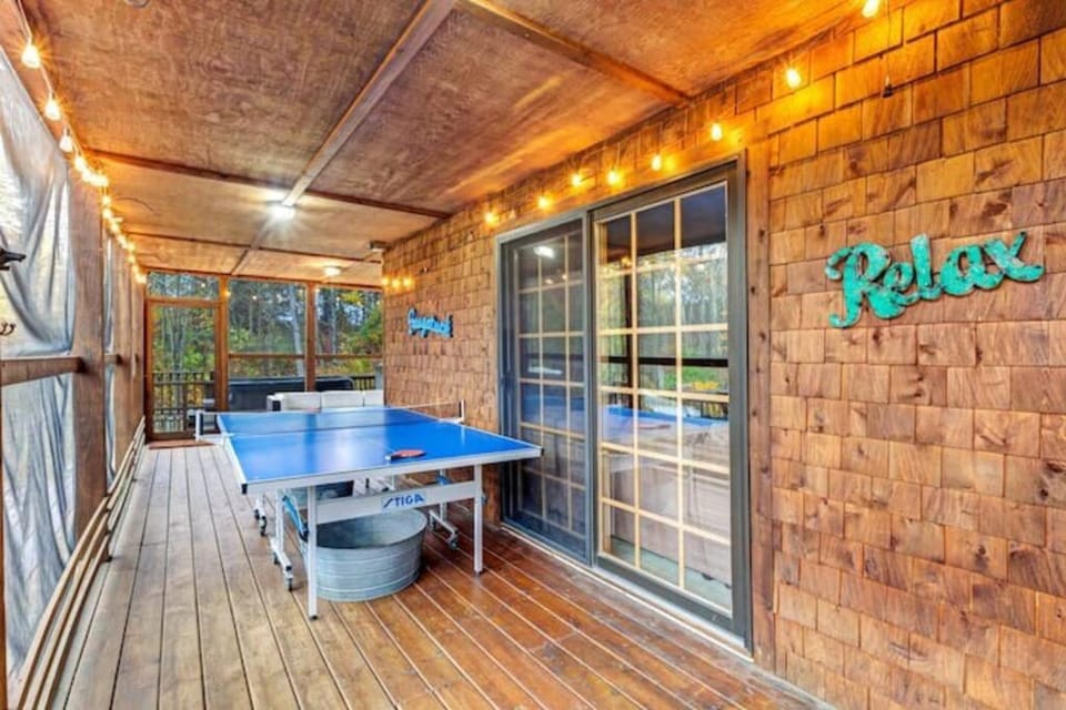 Secluded cabin on 10 acres - hot tub & game room! Cabin in Michigan