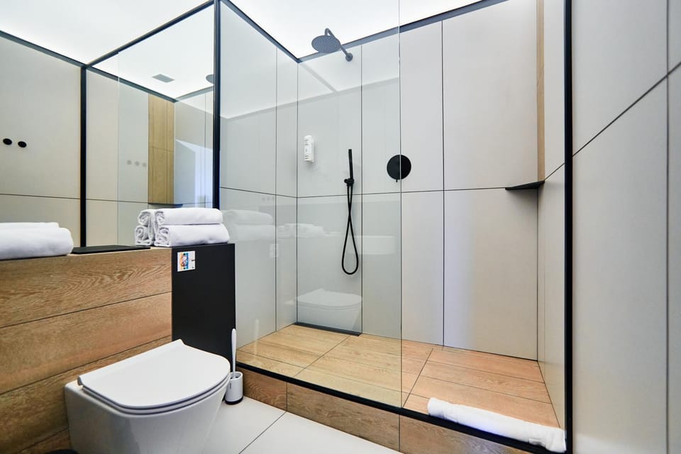 Shower, Toilet, Bathroom, towels