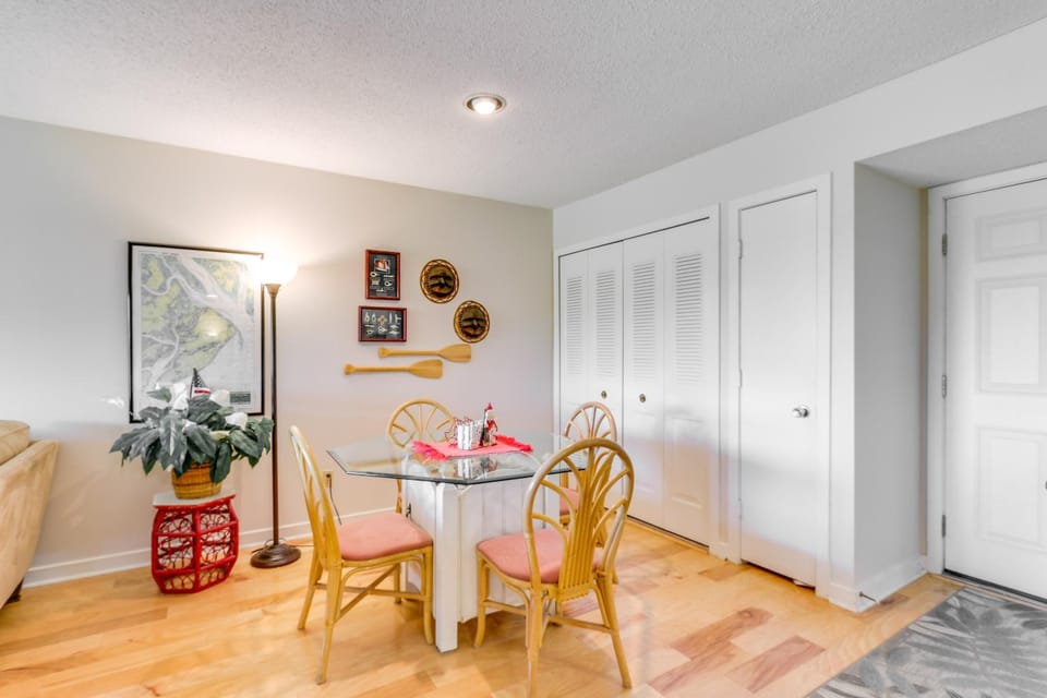 Coastal Sea Pines Escape: Walk to Beach! House in Hilton Head Island