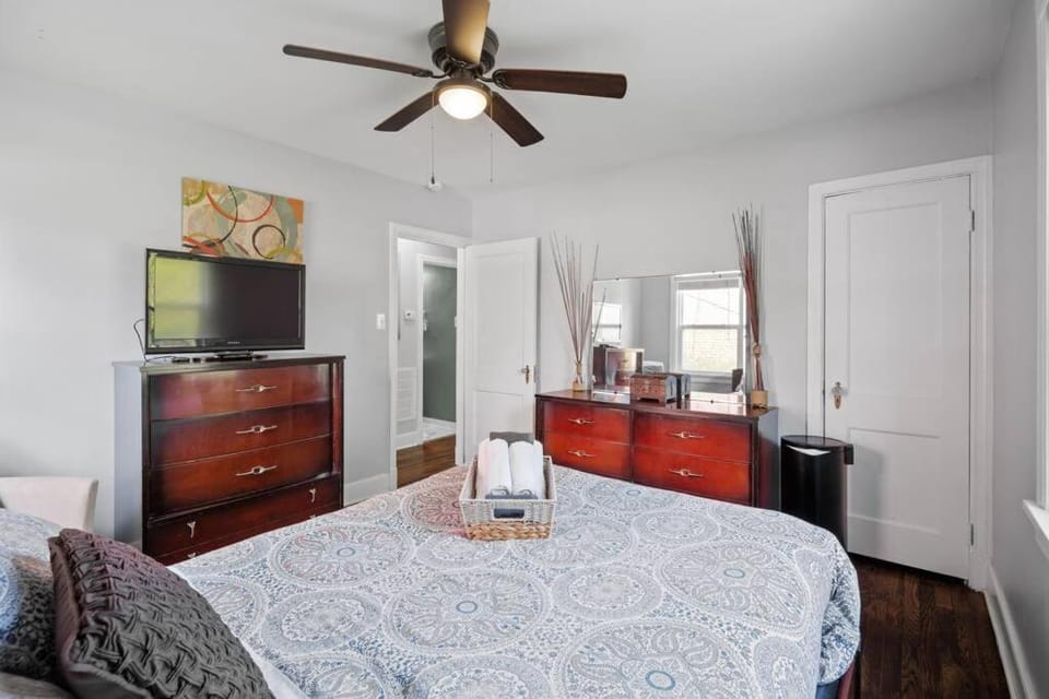 Bed, TV and multimedia, Photo of the whole room, Bedroom, fireplace