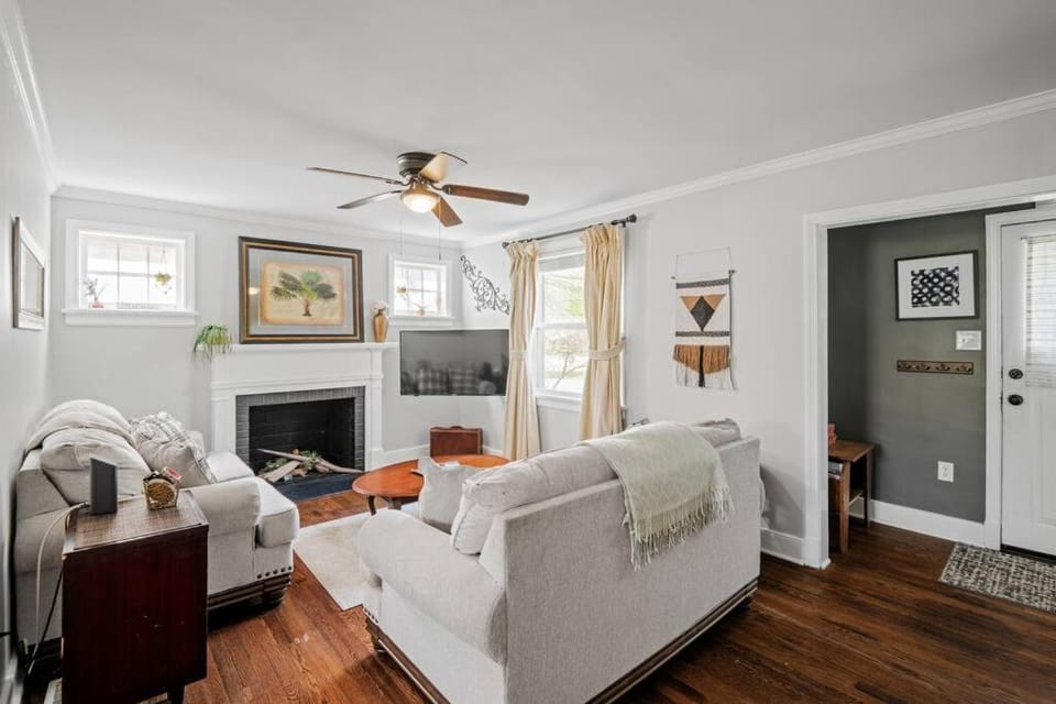 TV and multimedia, Living room, Seating area, fireplace