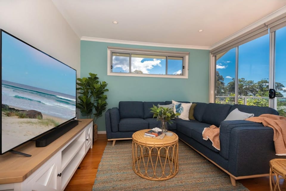 Azure Sands Ocean Views in Batehaven House in Batemans Bay