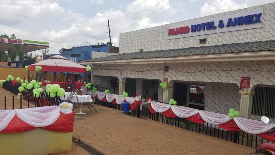 Famko Hotel - Sleeps 24 - Parking - Garden House in Uganda