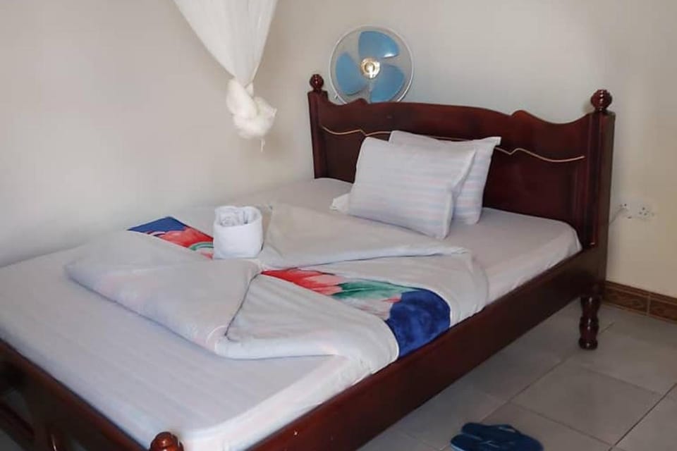 Famko Hotel - Sleeps 24 - Parking - Garden House in Uganda