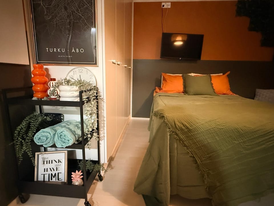 Bed, TV and multimedia, Photo of the whole room, Bedroom, towels