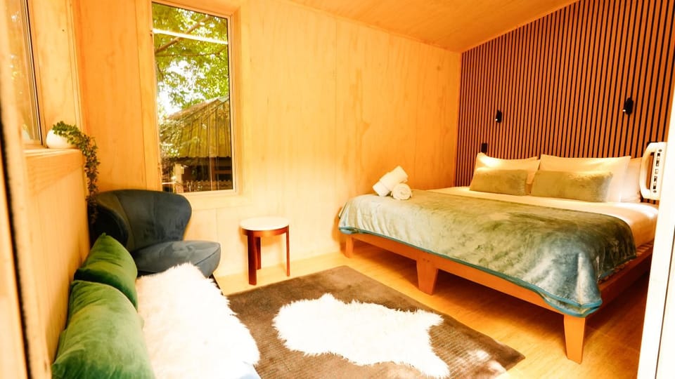 Photo of the whole room, Bedroom