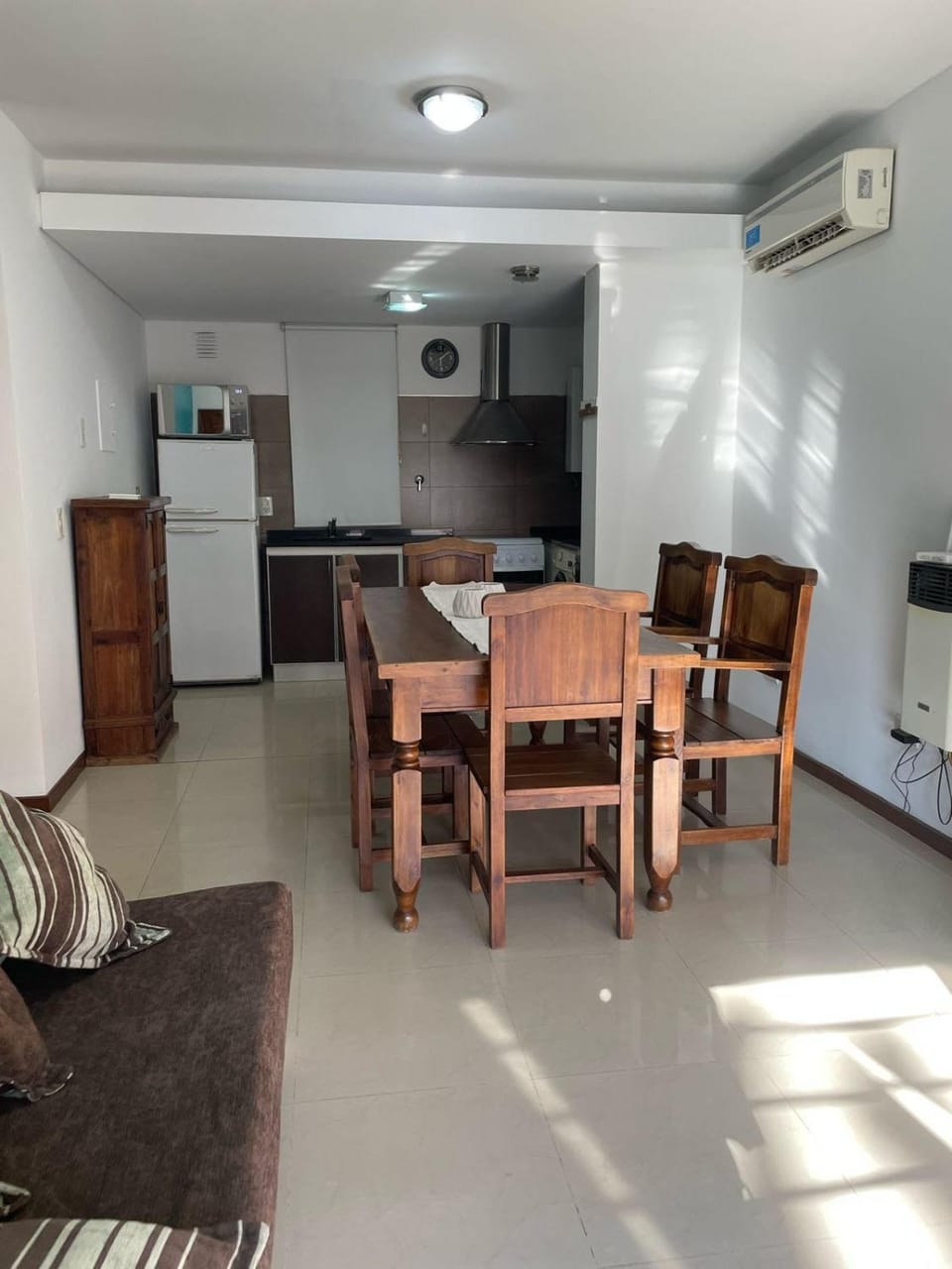 Kitchen or kitchenette, Living room, Seating area, Dining area, minibar, pet friendly, stove, air conditioner