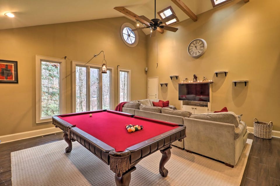 Cozy Conyers Cabin w/ Fireplace & Pool Table! Cabin in Georgia