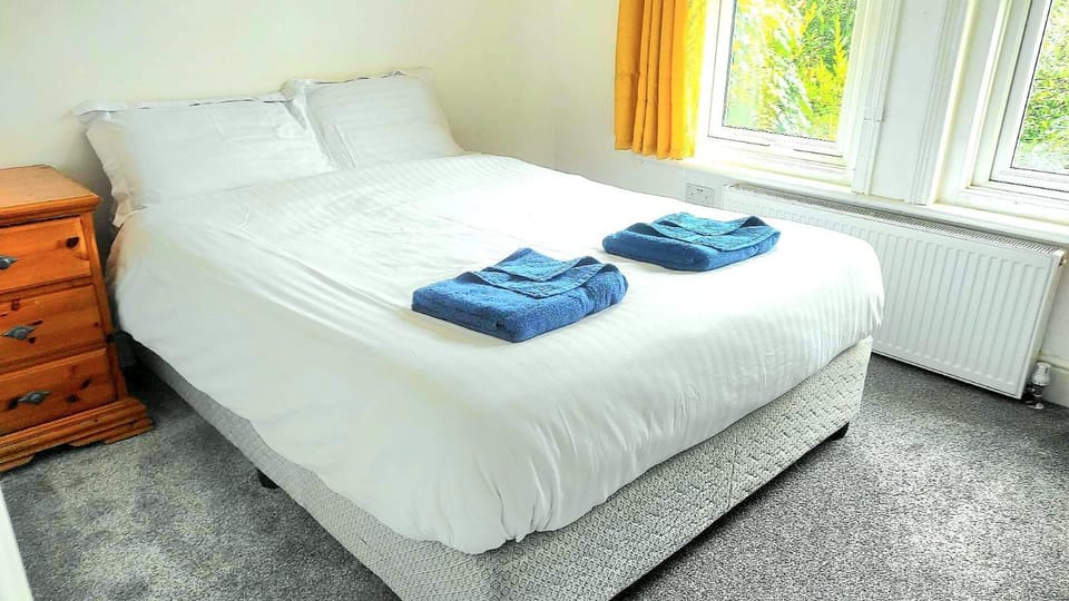 Flat-C, 4 Adults, 20 mins to Beach, Netflix, Wifi, Sleeps 4 Adults Apartment in Poole