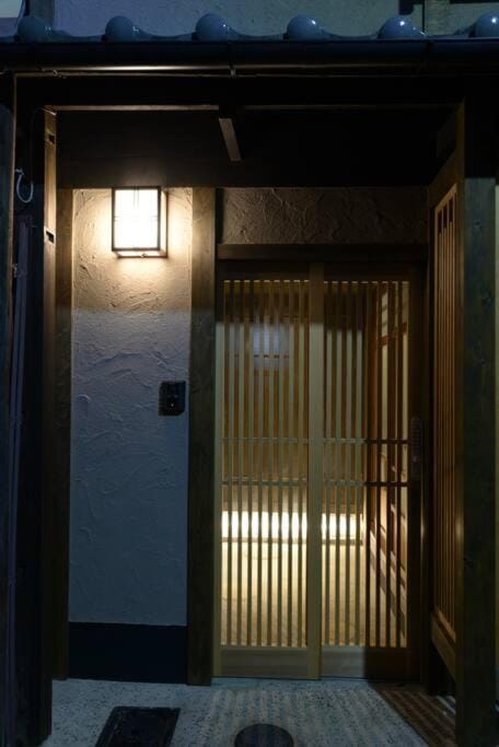 JR京都駅徒歩10分。お風呂が素敵な貸切京町家。6人まで最適。 Villa in Kyoto