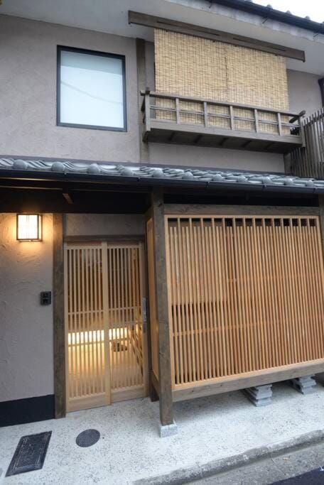 JR京都駅徒歩10分。お風呂が素敵な貸切京町家。6人まで最適。 Villa in Kyoto
