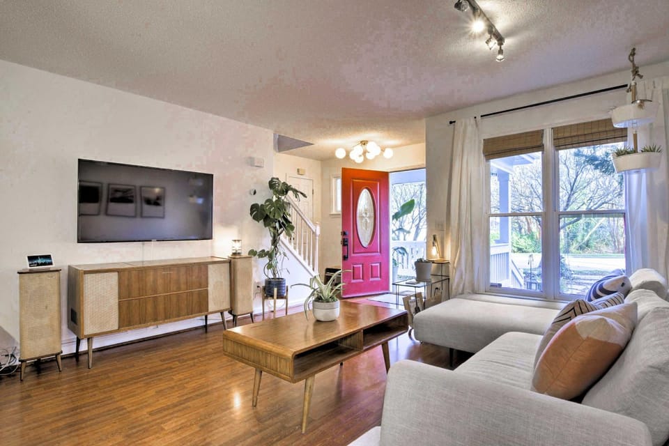 Home with Outdoor Oasis in Downtown Raleigh! House in Raleigh
