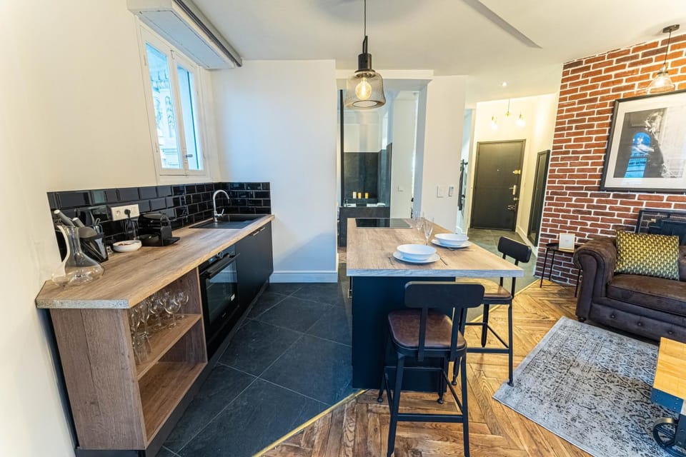 Kitchen or kitchenette, Dining area