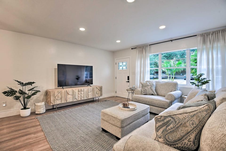 Walk to Restaurants: Sarasota Home w/ Lanai! House in Sarasota