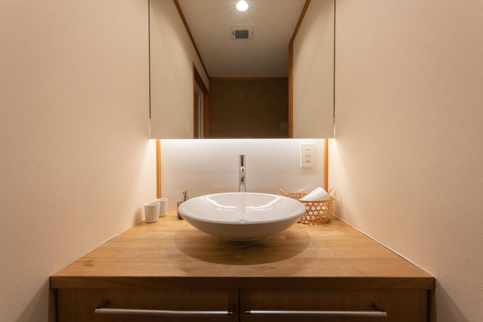 祇園せいじ庵。お風呂が素敵な貸切京町家。Netflix見放題。 Villa in Kyoto