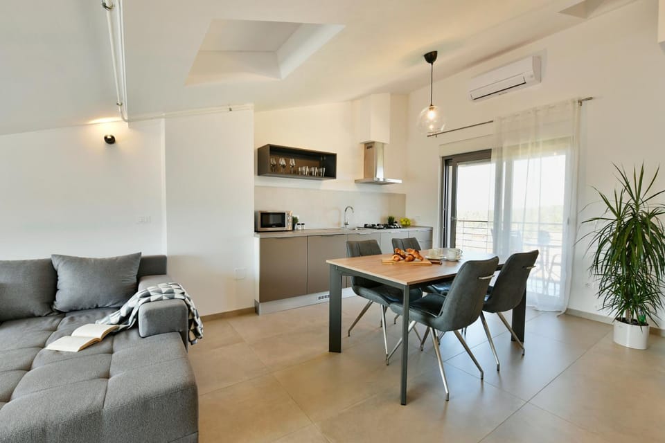Dining area, kitchen