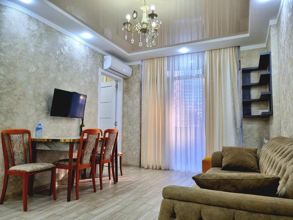 TV and multimedia, Living room, Seating area, Dining area