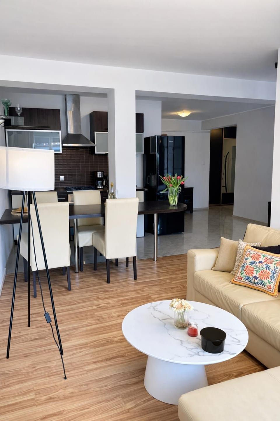 Kitchen or kitchenette, Living room, Seating area, Dining area