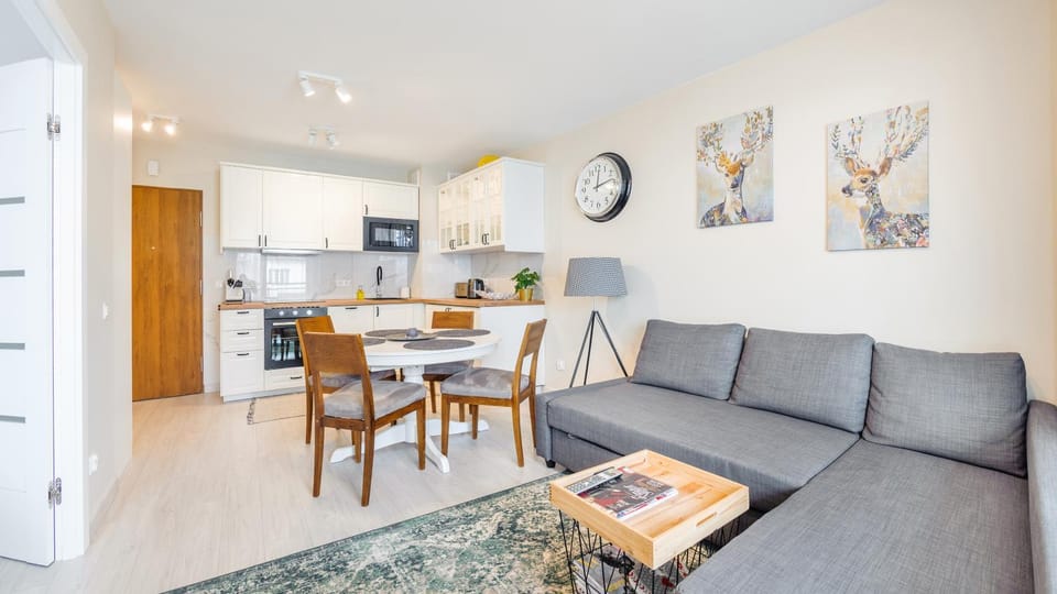 Kitchen or kitchenette, Living room, Seating area, Dining area