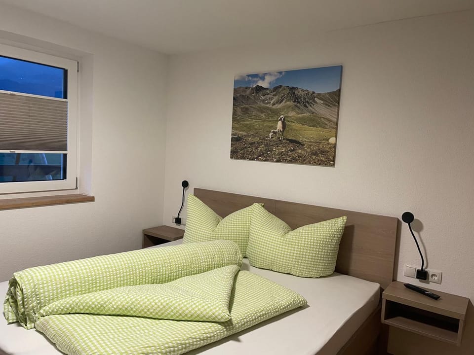 Bed, Photo of the whole room, Seating area, Bedroom