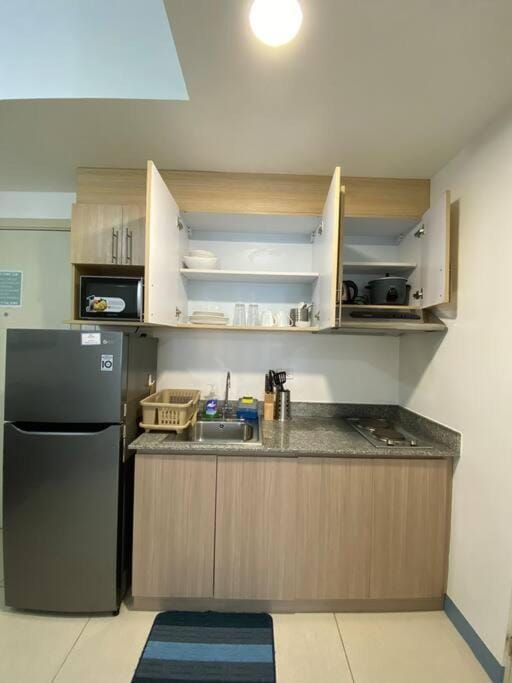 A Cozy 2 Bedroom Unit with a Parking at South Residences SM Southmall Apartment in Las Pinas