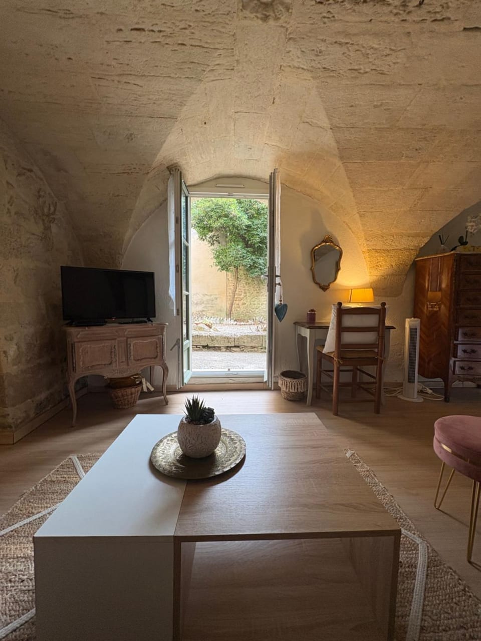 Grand studio sur jardin en centre-ville Apartment in Uzes