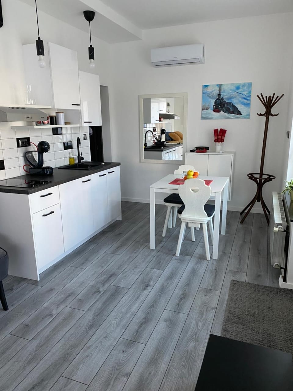 Kitchen or kitchenette, Dining area