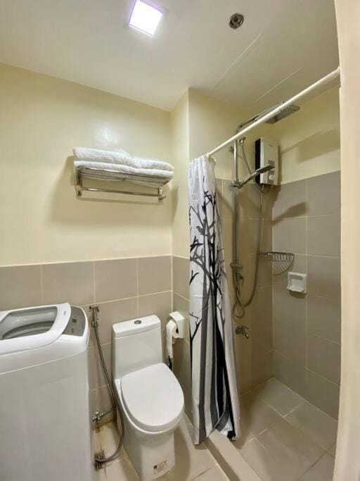 A Cozy 1 Bedroom Unit with a Parking at South Residences SM Southmall Apartment in Las Pinas