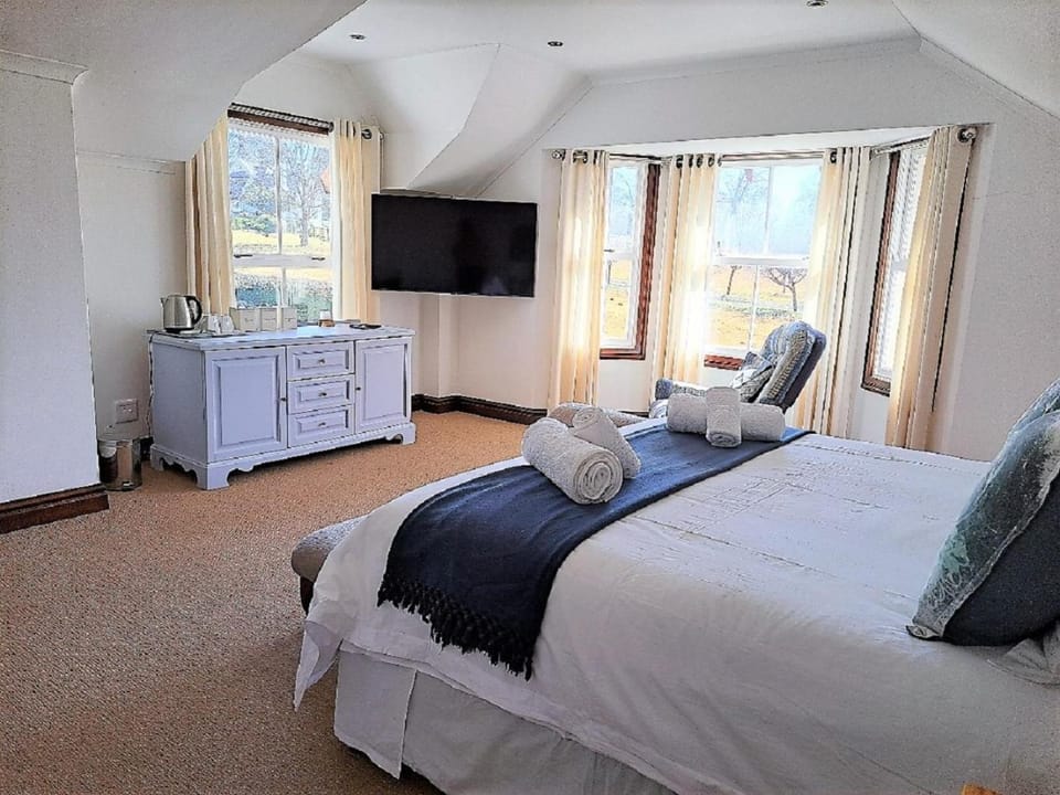 Bed, TV and multimedia, Photo of the whole room, Bedroom