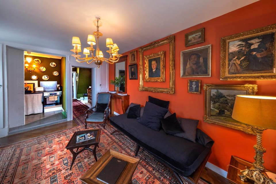 Appartement touristique cosy T2 - Coeur village vue sur la Halle de Lyons la Foret Apartment in Normandy