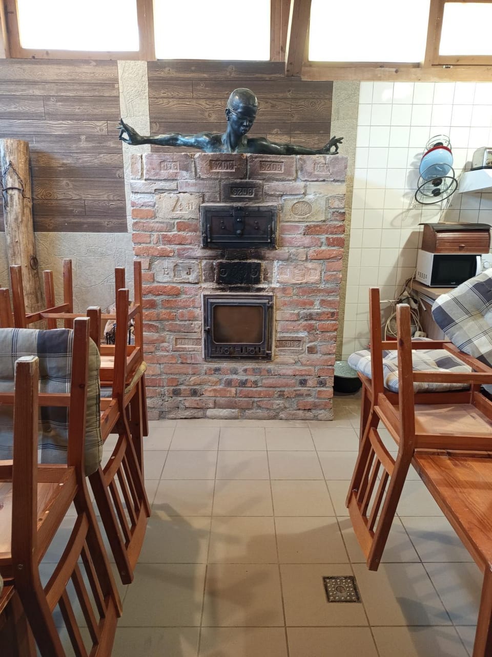 Seating area, fireplace