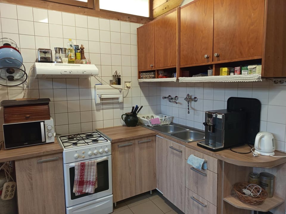 Coffee/tea facilities, Kitchen or kitchenette, microwave, oven, stove, toaster
