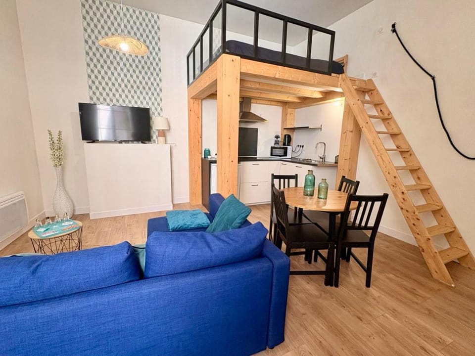 TV and multimedia, Kitchen or kitchenette, Living room, Seating area, Dining area