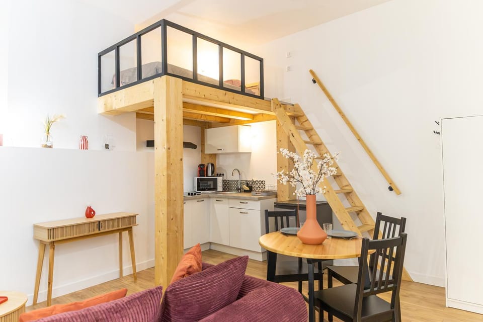 Bed, Kitchen or kitchenette, Living room, Seating area, Bedroom