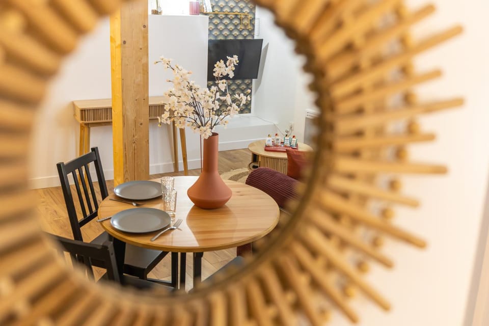 Decorative detail, Seating area, Dining area