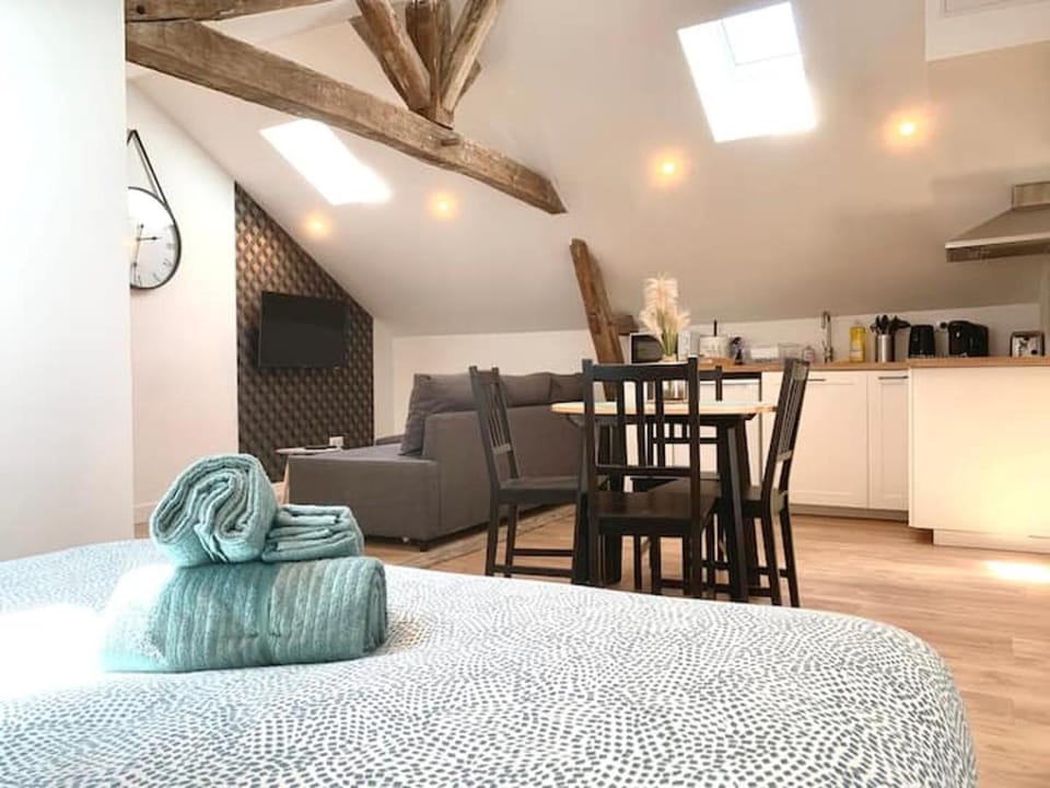 Bed, Kitchen or kitchenette, Living room, Seating area, Dining area, Bedroom
