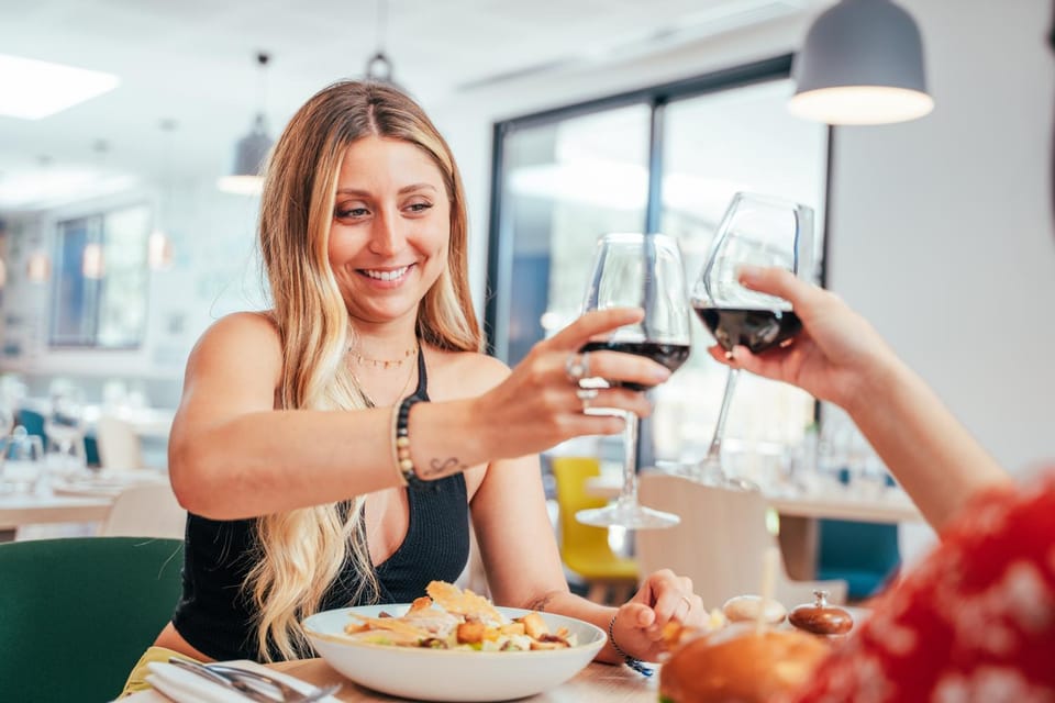 Restaurant/places to eat, People, Food and drinks, Food, Dinner, Drinks, group of guests