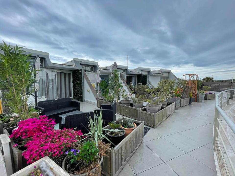 Neighbourhood, Balcony/Terrace