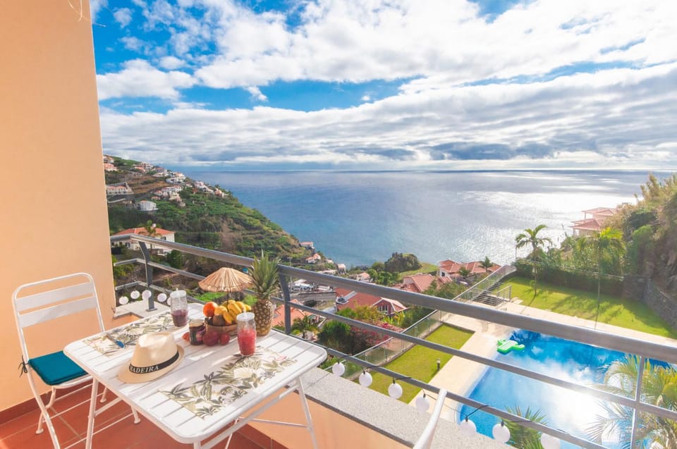 View (from property/room), Balcony/Terrace, Landmark view, Pool view, Sea view