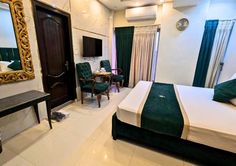 Bed, TV and multimedia, Seating area, Bedroom, hair dresser, air conditioner